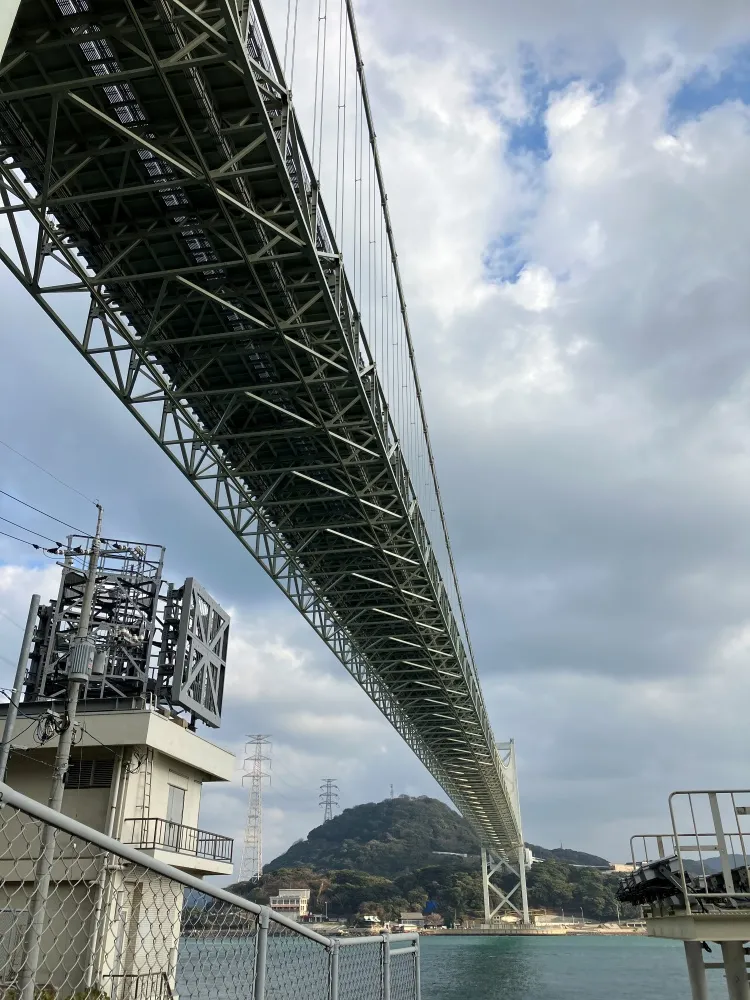 関門大橋，下から