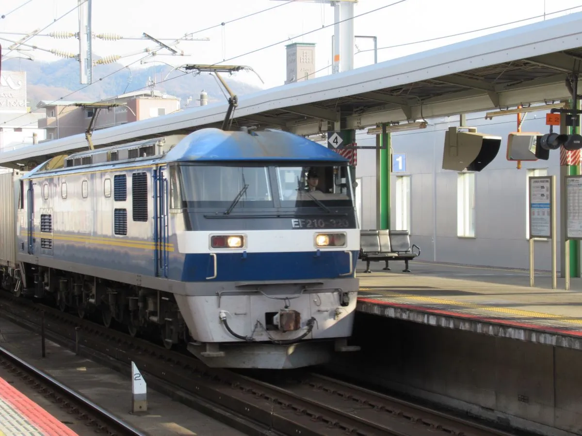 三原駅を通過する貨物列車